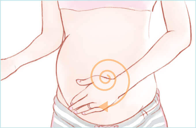 妊婦のお腹をアロママッサージ　オイルの伸ばし方