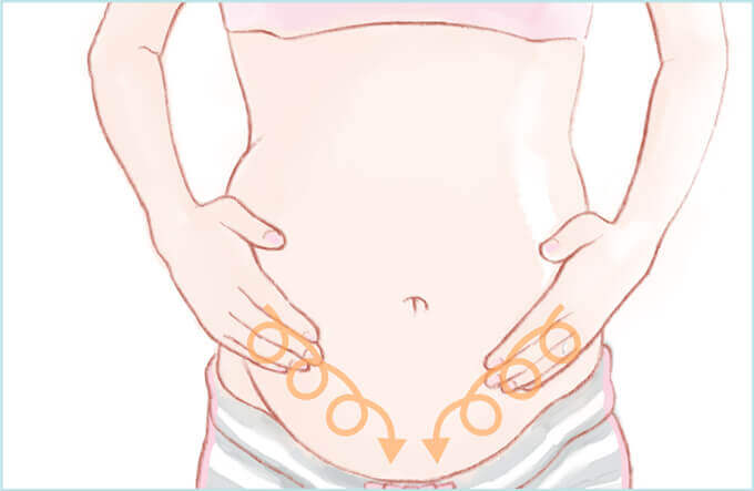 妊婦のお腹をアロマオイル　円を描きながら塗る